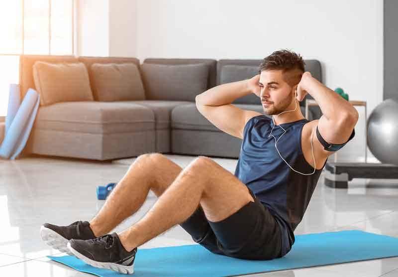 Hombre realizando ejercicios para fortalecer su abdomen.