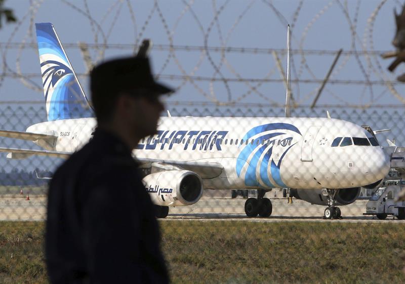 Detienen al hombre que secuestró un avión Egypt Air y lo desvió a Chipre