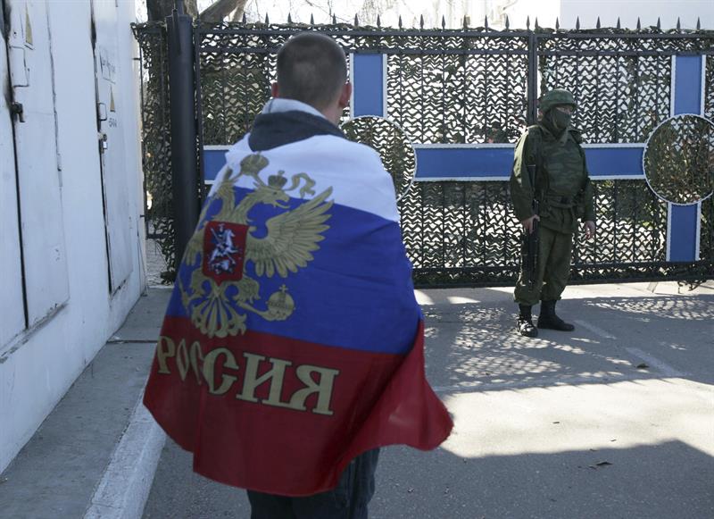 Crimea se envuelve en la bandera tricolor rusa
