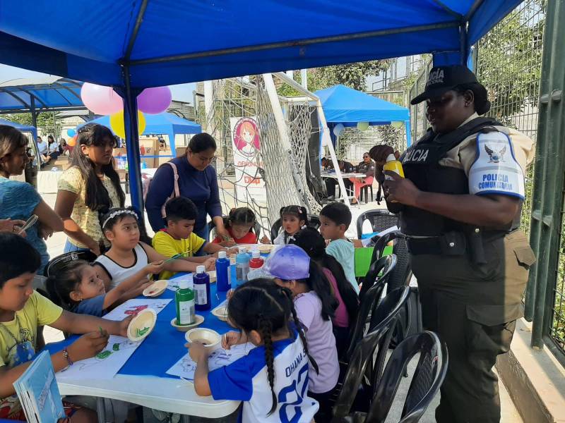 Las vacaciones fueron aprovechadas por la Policía Nacional para organizar talleres de pintura para los niños de Nueva Prosperina.