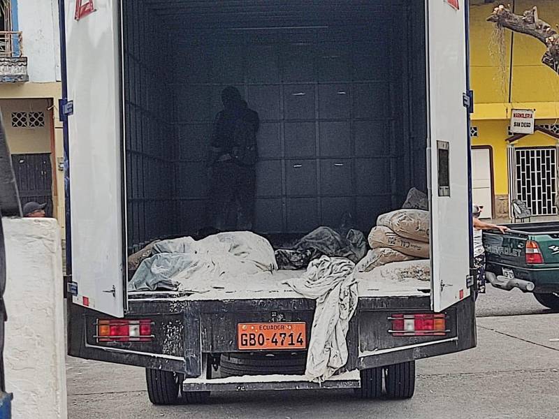 Ciudadanos denunciaron que un camión con ocho cuerpos llegó hasta el cementerio general de Quevedo. Los cadáveres habrían sido manipuladas sin medidas de bioseguridad.