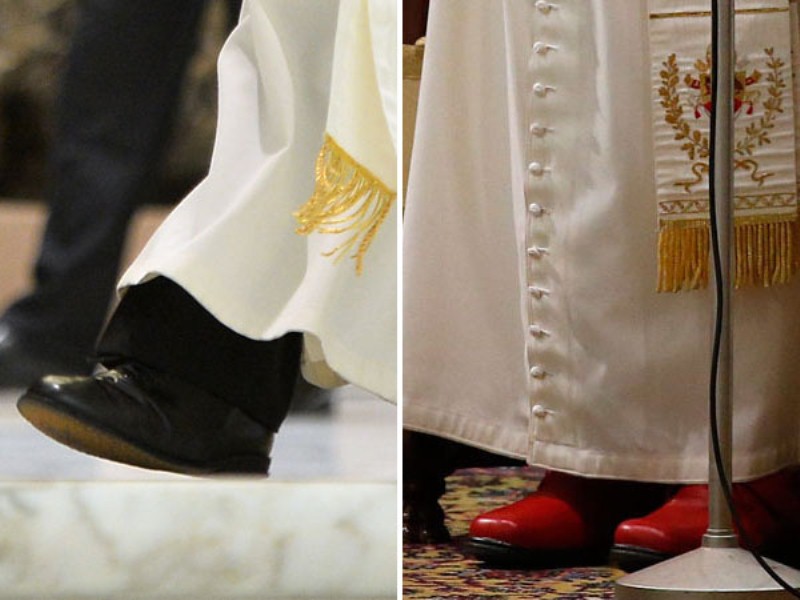 Francisco y sus sencillos zapatos negros frente a los rojos de Benedicto XVI