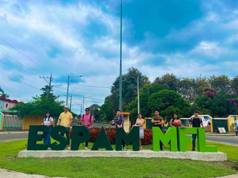 Alumnos de la universidad ESPAM MFL posan en los exteriores del campus universitario en Calceta, Manabí.