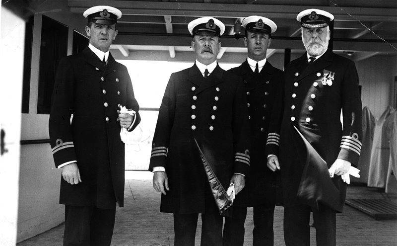 Los miembros de la tripulación del Titanic, con el ayudante Murdoch, a la izquierda.