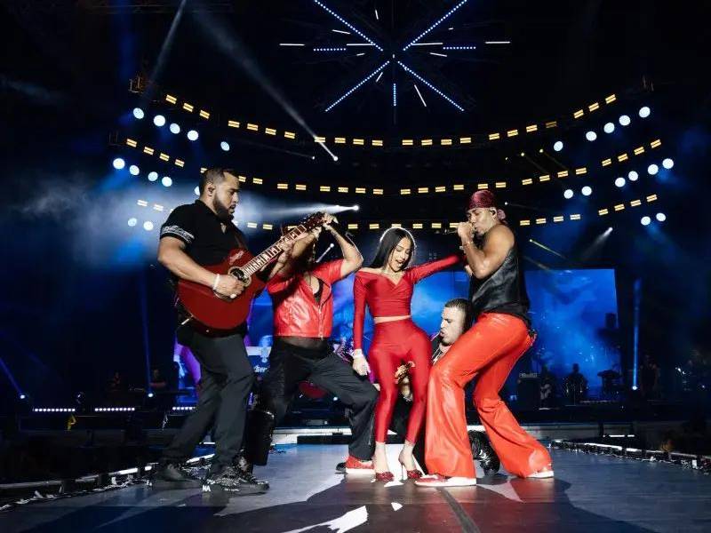 Imagen de archivo de Yailín La Más Viral junto a Aventura en concierto de República Dominicana.