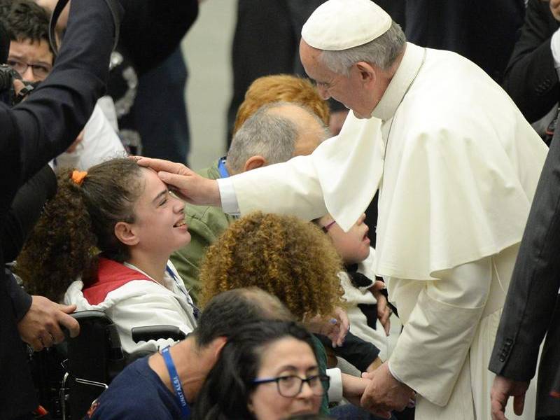 El papa abraza uno a uno a cientos de enfermos que peregrinan a Lourdes