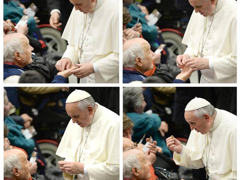 El papa abraza uno a uno a cientos de enfermos que peregrinan a Lourdes