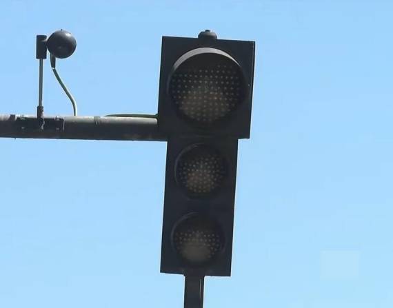 Imagen de un semáforo sin funcionar por los apagones, durante una mañana en Quito.