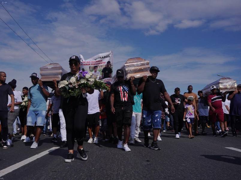 Los restos de los 4 menores fueron trasladados por familiares desde el sector de Las Malvinas, al sur de Guayaquil, hasta Cementerio Ángel Maria Canals.