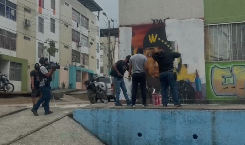 La Policía hizo borrar 10 murales alusivos a grupos delincuenciales organizados en Socio Vivienda 2, noroeste de Guayaquil