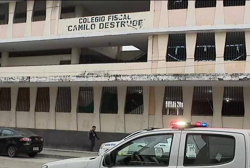 Guayaquil: Un padre fue asesinado y su hijo fue herido de gravedad en los exteriores de un colegio