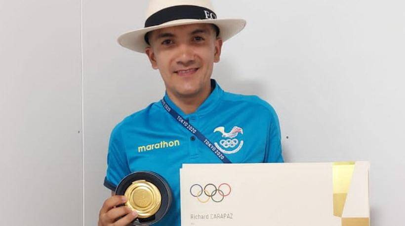 Richard Carapaz en Tokio 2020 junto a su medalla de oro y diploma olímpico.