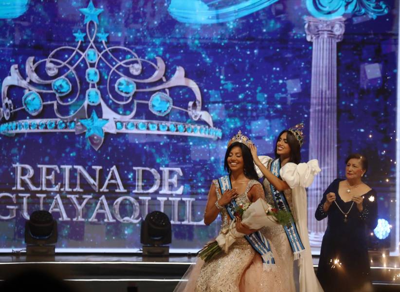 Foto de la coronación de Jennifer Tutivén como la Reina de Guayaquil 2024.