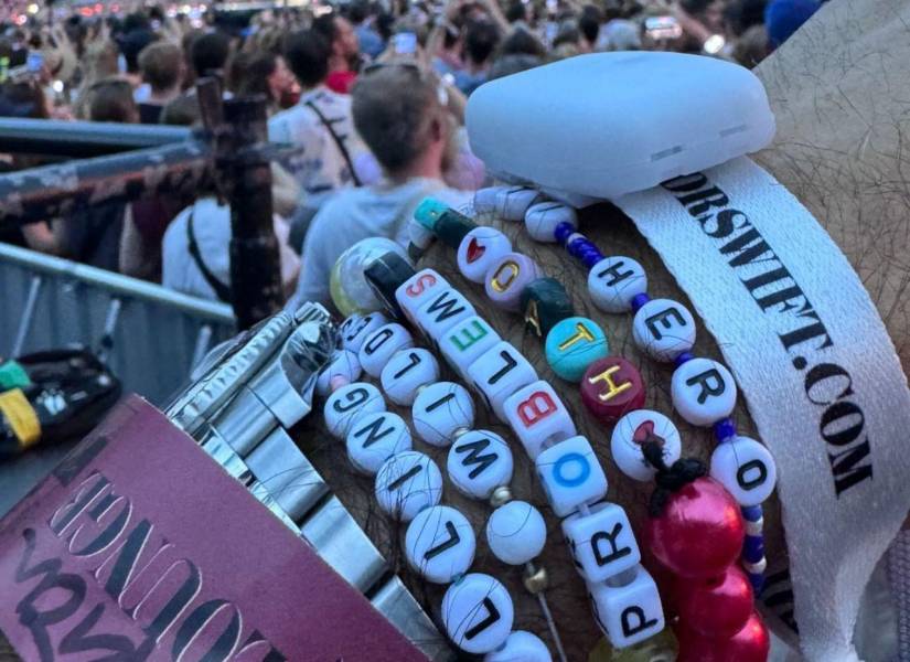 Muñeca de Federer con pulseras entregadas por fans