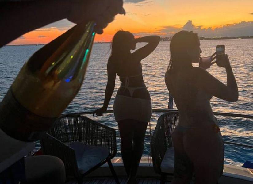 Fotografía publicada por la influencer Adriana Vieira, en su fiesta en yate.