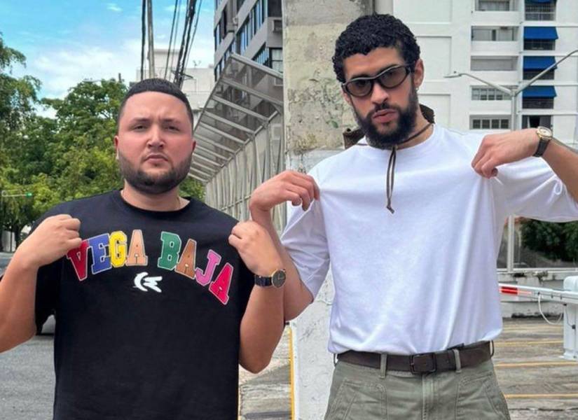 Fotografía de Bad Bunny junto a El Tony Pregunta