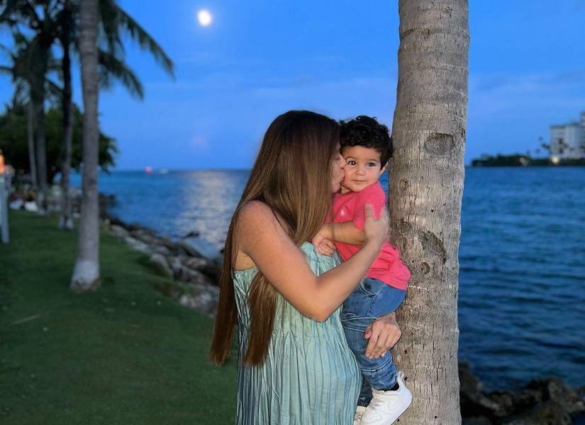 Foto reciente de Constanza Báez con su primer hijo Dante