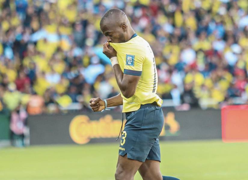 Enner Valencia celebra su gol contra la selección de Perú por las Eliminatorias Sudamericanas