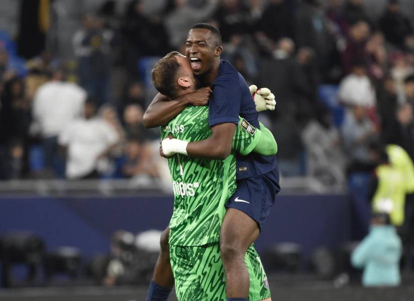 Willian Pacho celebra su primer título con el PSG