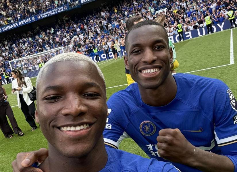 Moisés y Jackson en una selfie festejando la victoria en casa. (Cuenta X @ChelseaFC)