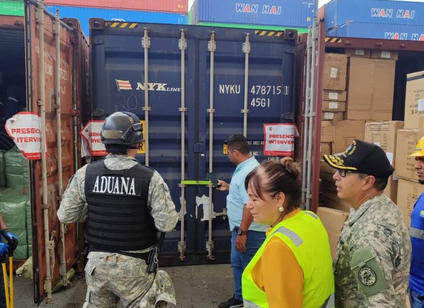 Agentes aduaneros inspeccionaron tres contenedores en Guayaquil.