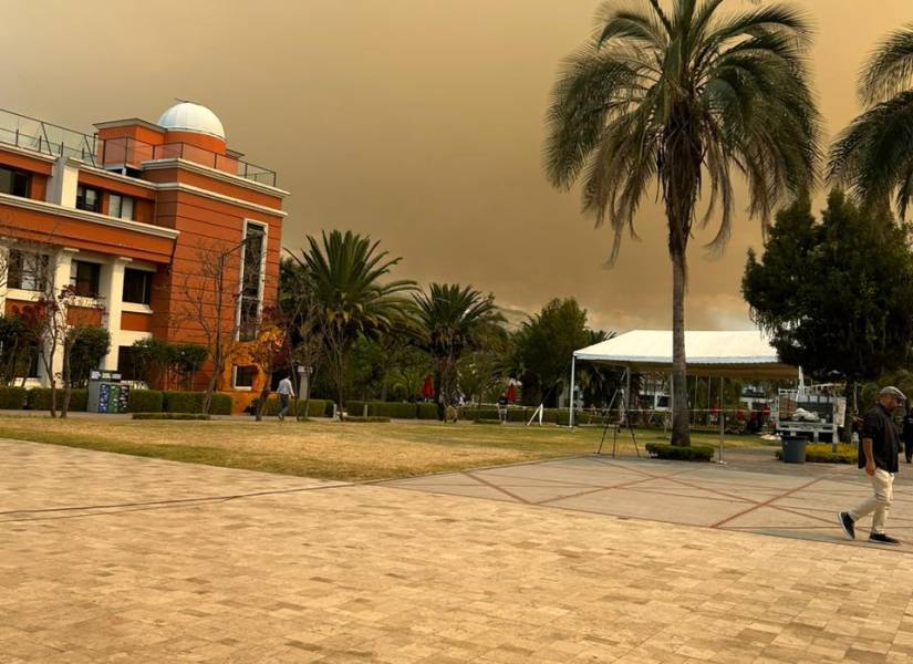 Vista del cielo cubierto de humo desde Cumbayá.