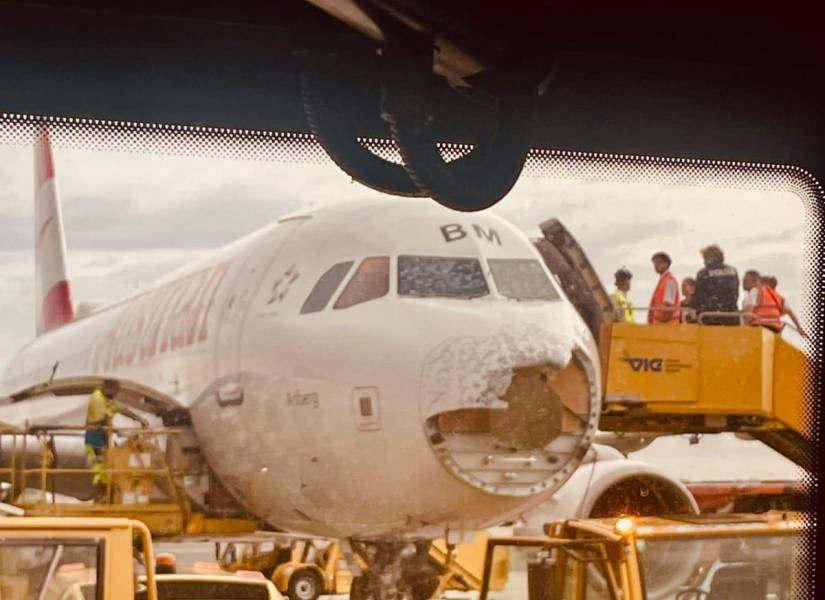 Avión de Austrian Airlines afectado por la tormenta de granizo