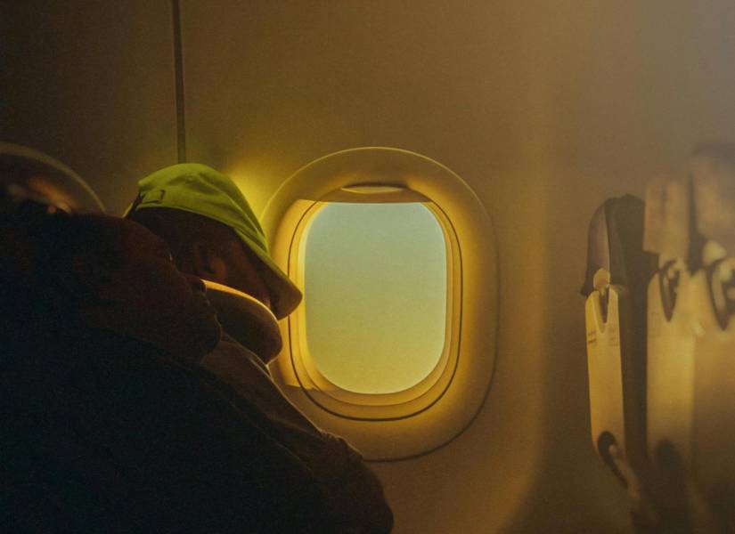 Personas durmiendo en el avión.