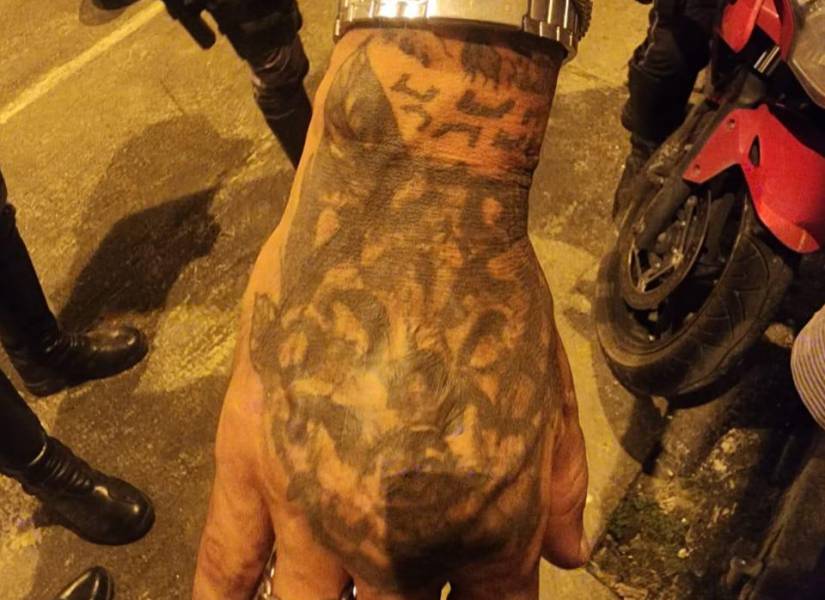 El detenido tiene un tatuaje de un lobo en su mano.