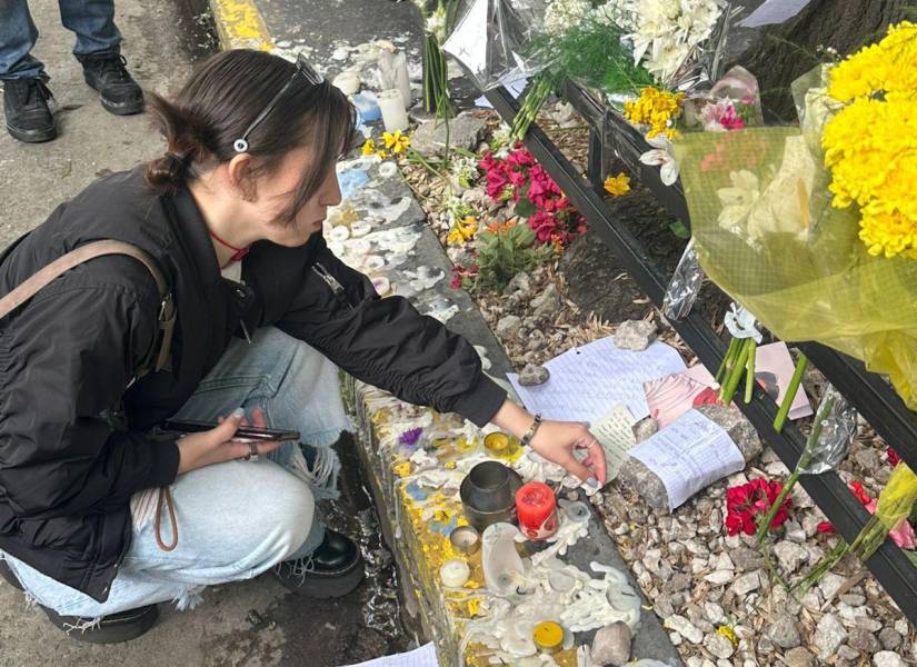 Directioner colocando una carta en el altar realizado a Liam Payne en la acera del hotel donde falleció.