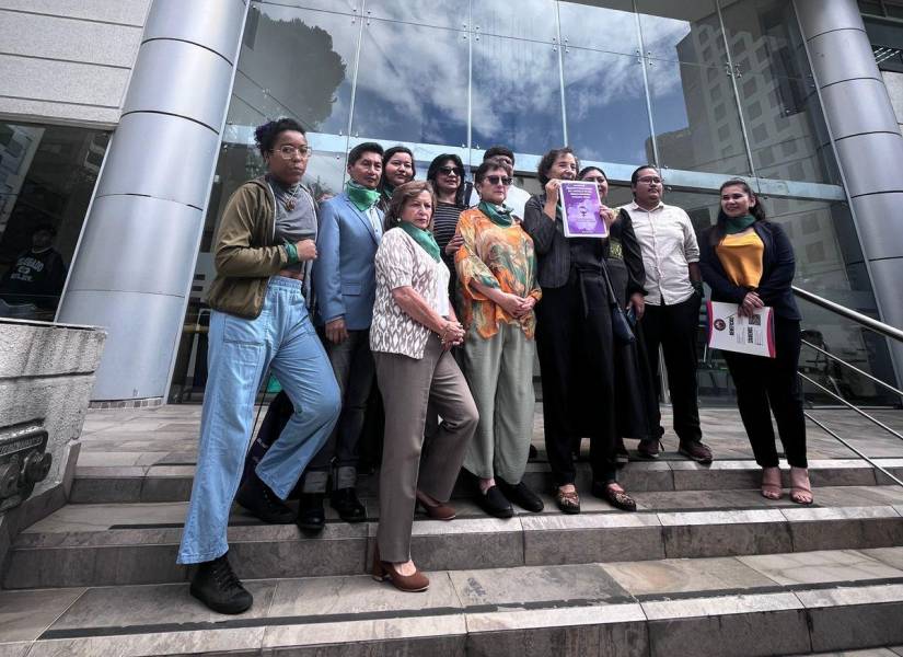 Las activistas en la puerta de la Corte Constitucional para presentar la acción de inconstitucionalidad.
