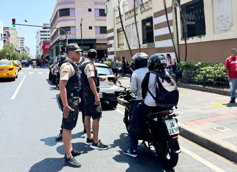 La Policía refuerza los controles en sitios estratégicos de Guayaquil.