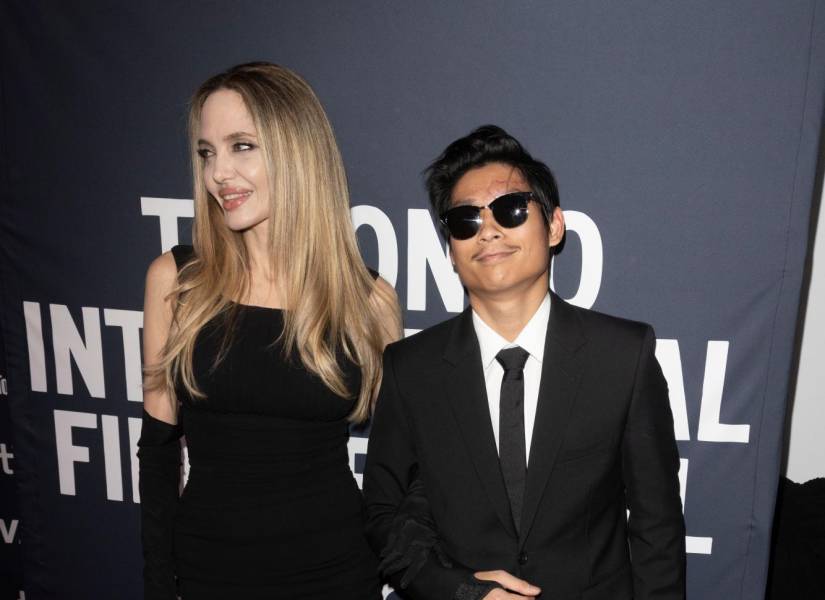 La directora estadounidense Angelina Jolie y su hijo Pax Jolie-Pitt asisten al estreno mundial de Without Blood en el teatro TIFF Lightbox durante el Festival Internacional de Cine de Toronto (TIFF) en Toronto, Ontario, Canadá.