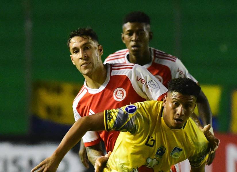 Internacional de Porto Alegre y Delfín se juegan el último puesto a los playoffs de la Copa Sudamericana.