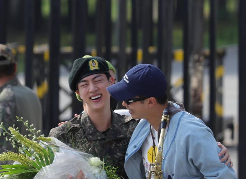 Jin junto a RM fuera del cuartel