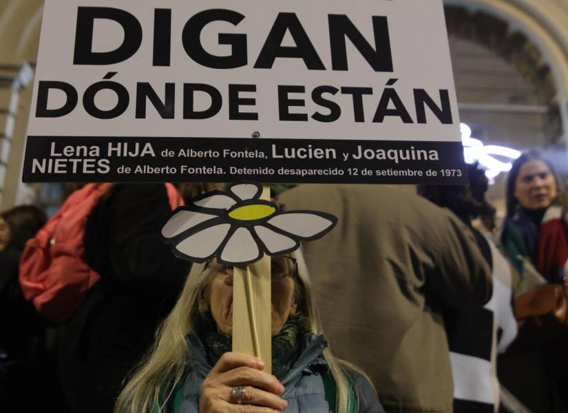Una mujer sostiene un cartel durante la Marcha del Silencio.