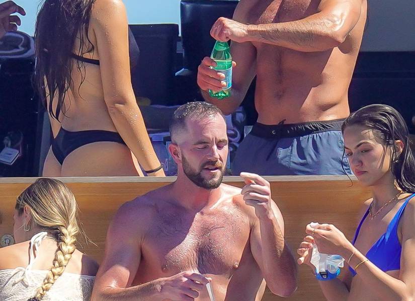 Zac Efron y Gerard Butler disfrutan de sus vacaciones. Gerard se mantuvo con su camiseta azul puesta, mientras que Zac hizo alarde de sus abdominales marcados usando sólo shorts de baño.