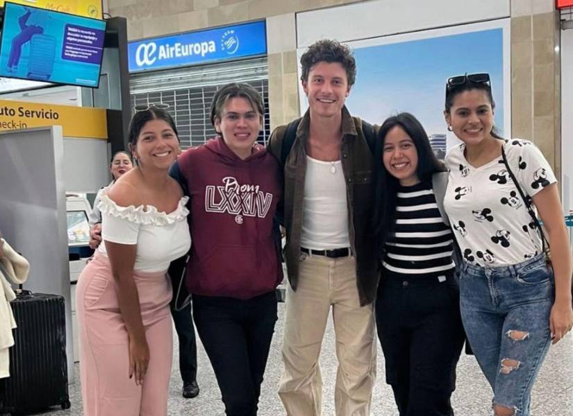 Shawn Mendes y sus fans en el aeropuerto de Guayaquil.