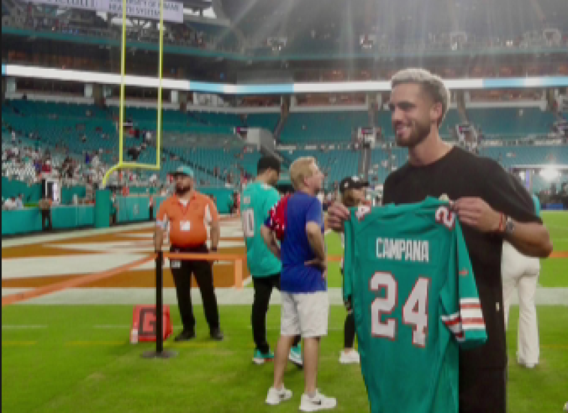 Leonardo Campana recibió una camiseta de los Miami Dolphins.