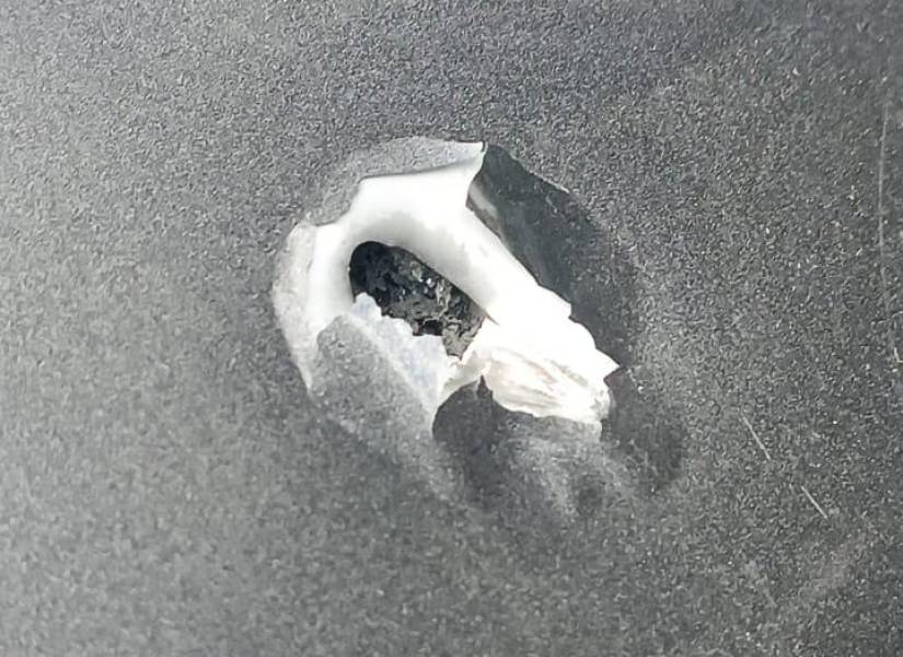 Orificio de bala en el vehículo de la vicepresidenta de Colombia, Francia Márquez.