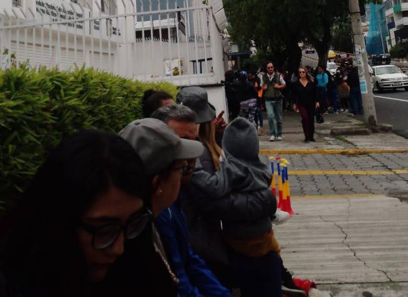 Los familiares de los ppl en las afueras del edificio del SNAI, en Quito.