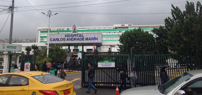 Pacientes con COVID son atendidos hasta en los pasillos del hospital Andrade Marín