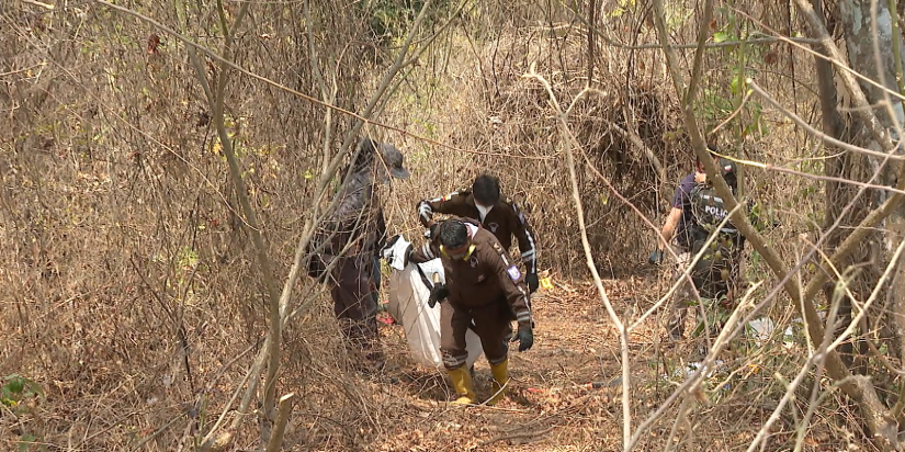 Un antropólogo forense acudió al sitio para constatar los restos óseos de cinco personas en un bosque protector de Guayaquil.