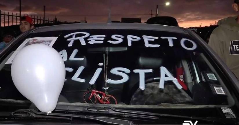 Globos blancos y negros usaron para exigir justicia por Kevin Pozo en Tulcán.