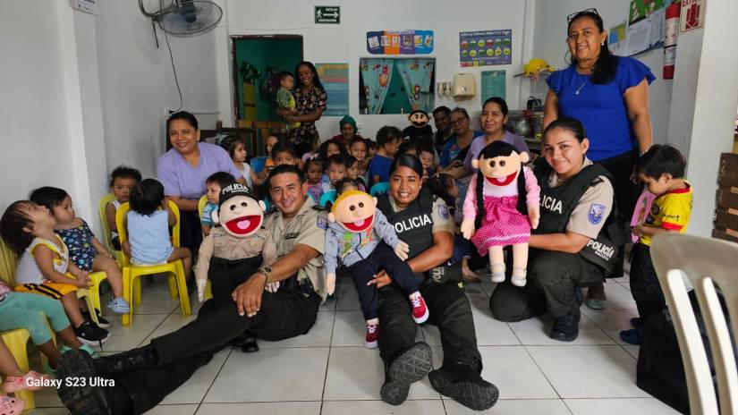 Los uniformados han realizado distintos talleres con niños y adolescentes en Nueva Prosperina.