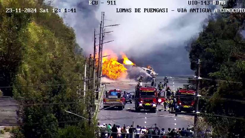 Bomberos tratan de controlar el incendio