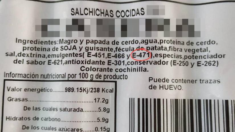 Emulsionante E-471 en el etiquetado posterior de un paquete de salchichas.