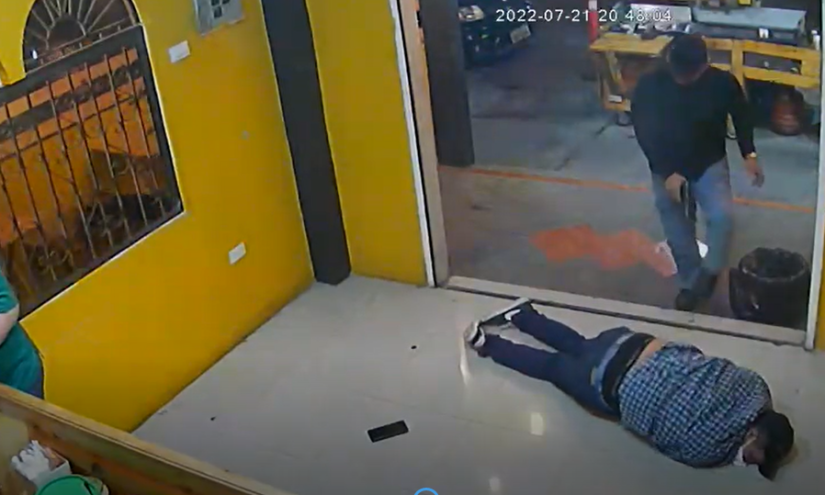 Captura de video sobre el asalto frutrado por un policía de civil.