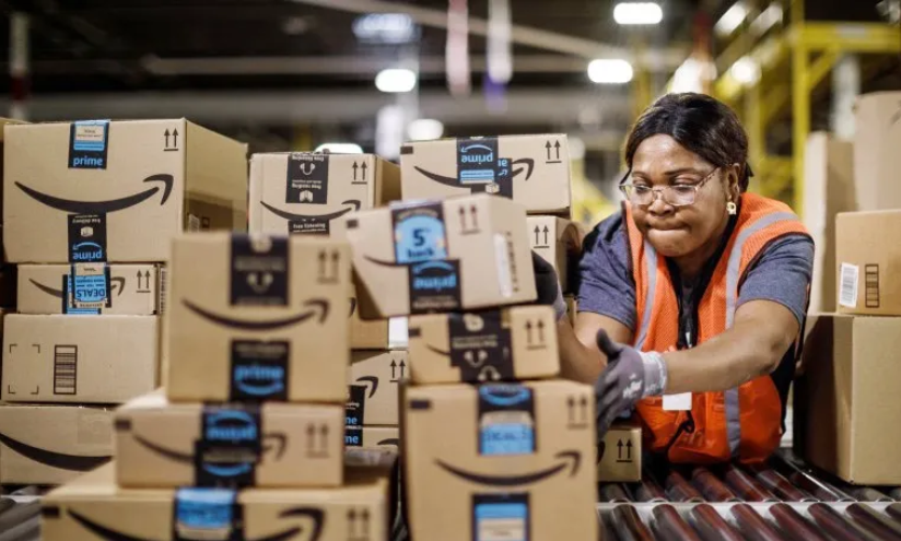 Imagen referencial. Mujer trabajando en Amazon.