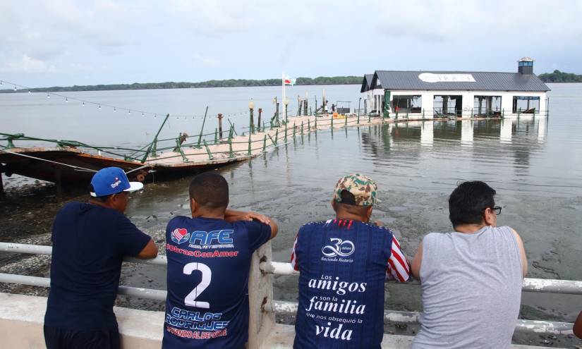 El Muelle de cabotaje en Puerto Bolívar, símbolo histórico-cultural de la ciudad, colapsó tras el terremoto.